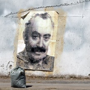 Ликът на Георги Димитров лепнат до Паисий на стената в началото на Аспаруховия мост