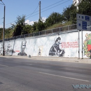 Ликът на Георги Димитров лепнат до Паисий на стената в началото на Аспаруховия мост