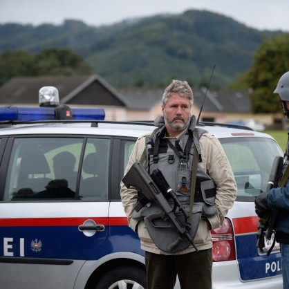 Бракониер уби двама полицаи и шофьор на линейка в Австрия