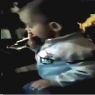 Едно от децата от скандалния видеоклип, в който майка ги учи да пушат