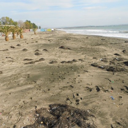 8-9 метра от пясъка на Северния плаж на Бургас е отнесен от силните вълни