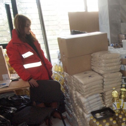 БЧК раздават хранителни помощи на бедни българи