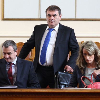 Министрите Цветлин Йовчев, Данаил Папазов, Зинаида Златанова в пленарна зала