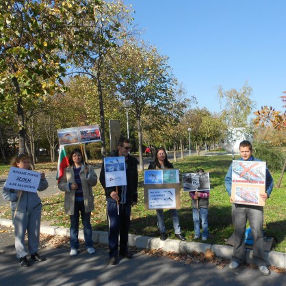 Едва 5-6 души протестираха днес срещу изграждането на Океанариум в Бургас