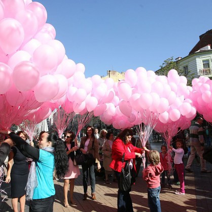 1200 розови балони бяха пуснати в памет на жени, починали от рак на гърдата