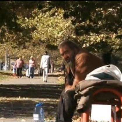 53-годишен болен мъж живее на пейка до гробището във