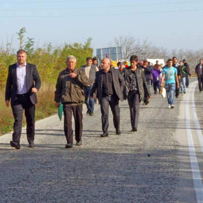 Жители на Телиш излязоха на протест срещу бежанци в селото