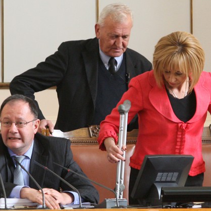 Мая Манолова с патерици на извънредното заседание на парламента