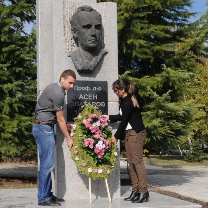 50-годишнината от създаването на бургаския университет „Проф. д-р Асен Златаров” започнаха започнаха с откриването на паметник на неговия патрон