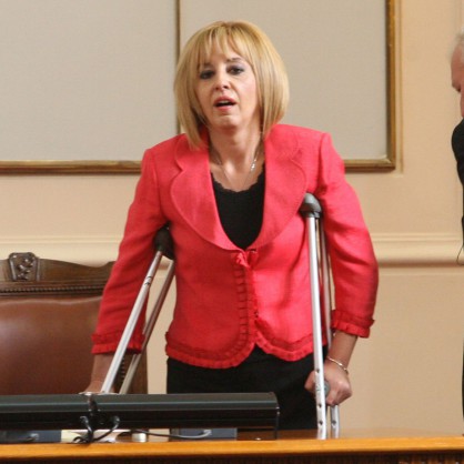 Депутатката от БСП Мая Манолова претърпя се появи с патерици в парламента след претърпян инцидент