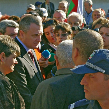 Вътрешният министър Цветлин Йовчев се срещна с протестиращите срещу бежанците в Телиш