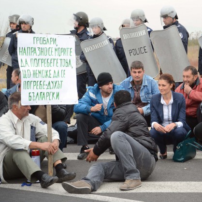 Протестиращи фермери от почти цялата страна блокираха главния път Пловдив-Карлово