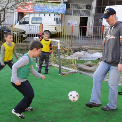 Американските войници поиграха и европейски футбол с децата от градината