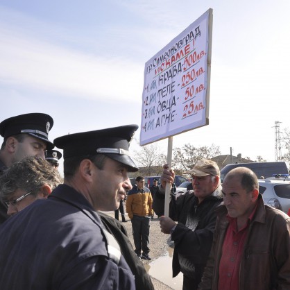 Протестиращи животновъди блокираха пътя към границата с Турция