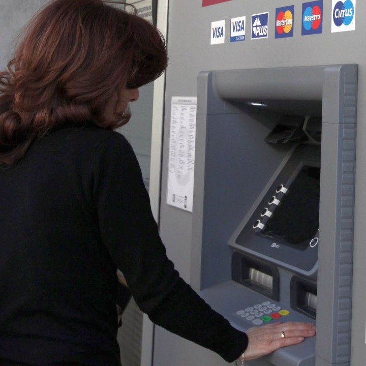 В банкомата може има устройство, заложено от престъпници