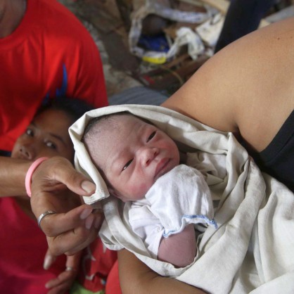 Бебето Беа Джой (joy - радост) се роди сред отломките от тайфуна Хайян