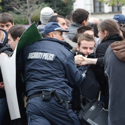Сблъсъци между полиция и протестиращи студенти