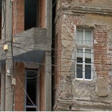 Строител вдигна кооперация на калкан със стара къща и зазида прозорците й в Пловдив