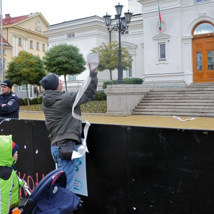 Протестиращ хвърля тоалетна хартия по сградата на Парламента