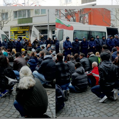 В знак на протест студентите седнаха на булеварда