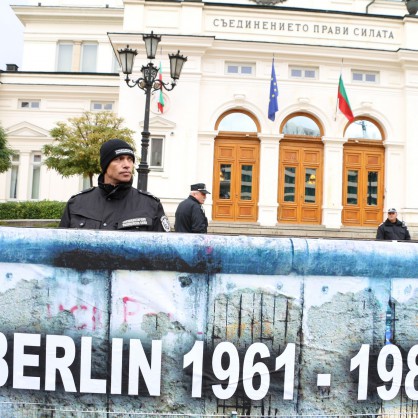 Студентите построиха Берлинска стена пред Народното събрание