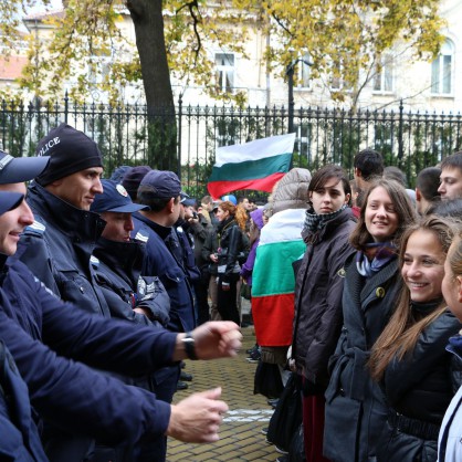 Студентките пред полицейския кордон