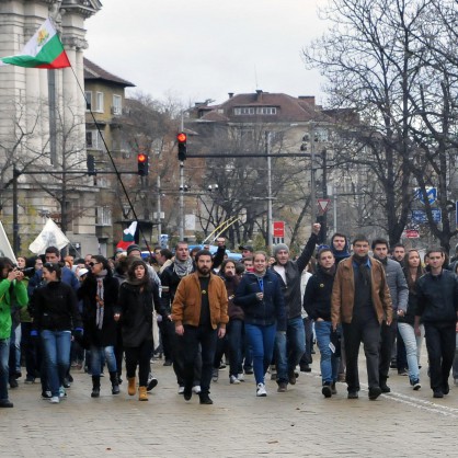 Студентите дойдоха на протеста от Ректората, пеейки химна