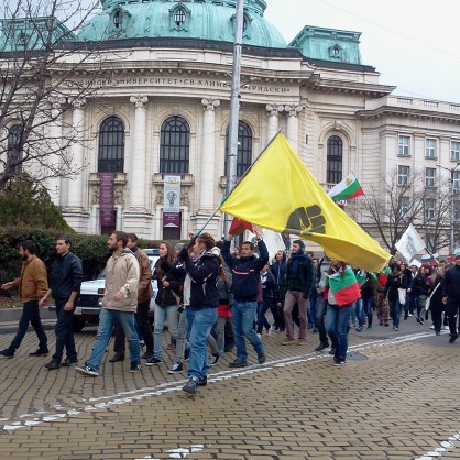 ”Ранобудните студенти” тръгнаха на протест към парламента