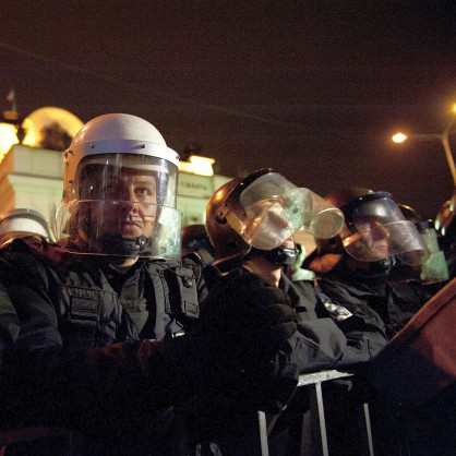 Полицаи с шлемове пазят пред парламента