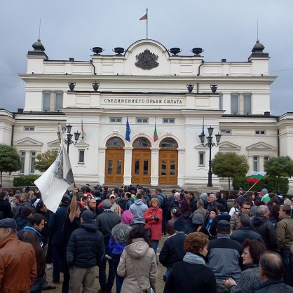 ”Ранобудните студенти” и граждани протестират пред Народното събрание