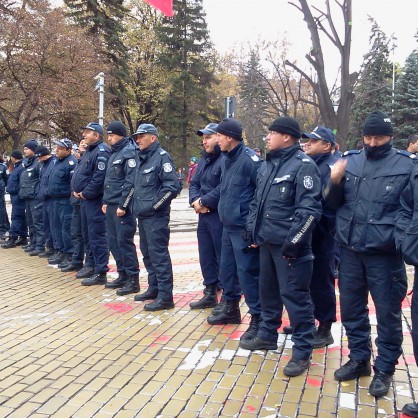 Полицаи на кордон пред парламента