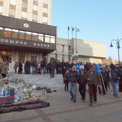 Протест пред общината срещу забраната на кмета Иван Портних за движение на коли в Морската градина