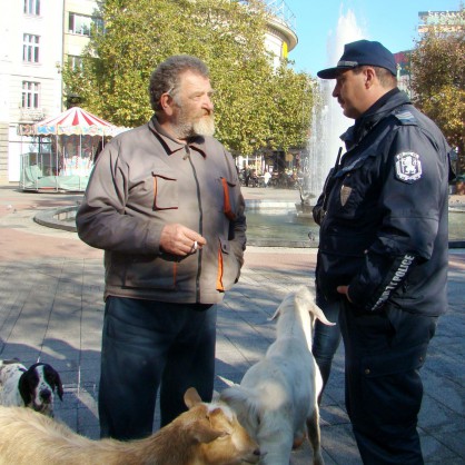 Пловдивчанинът Георги Тренчев докара кози в знак на протест пред Община Пловдив
