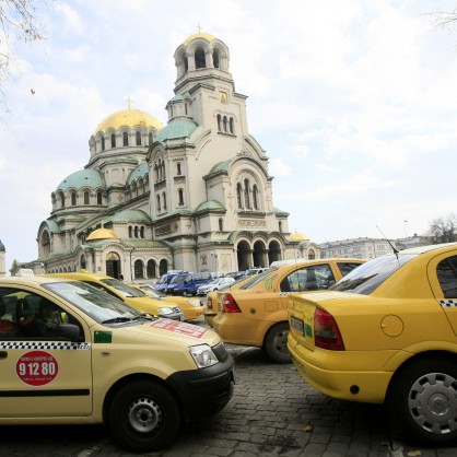 Протестиращите таксиджии се събраха около храм-паметника „Александър Невски” по обяд