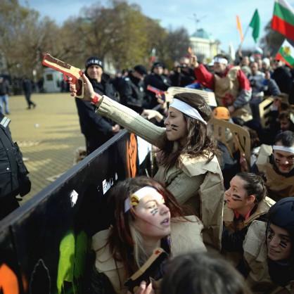 Студенти от НАТФИЗ протестираха облечени като войници