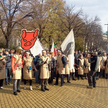 Студенти, облечени като войници, тръгват с бойни викове към Народното събрание