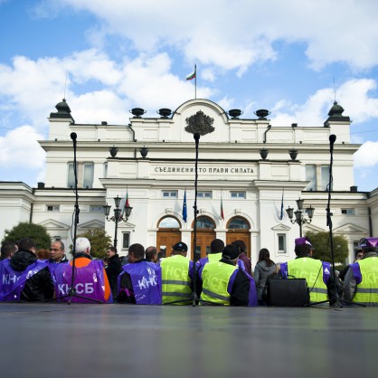 Синдикалисти от КНСБ на протест пред парламента