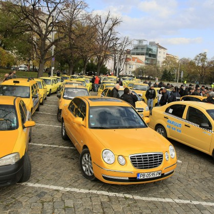 Шофьорите на таксита протестират срещу патентен данък
