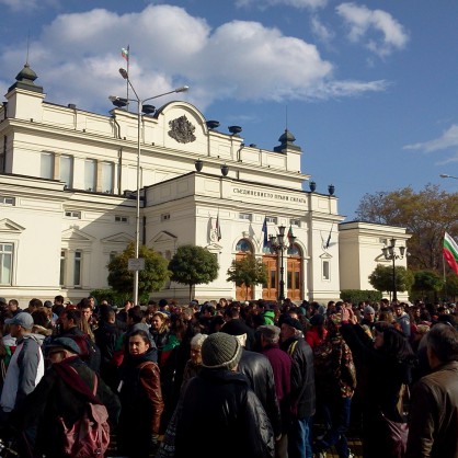Протестиращи се събраха пред парламента, за да подкрепят кабинета