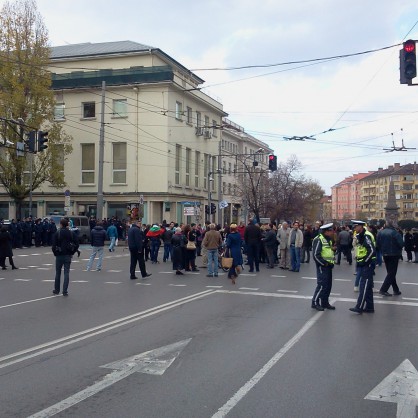 Полицейски кордон пази протестиращите студенти на улица 