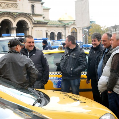 Около 30-тина таксиметрови автомобили участват в обявения протест на шофьорите от бранша