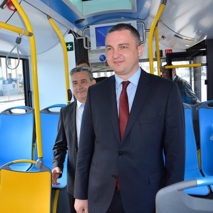 Кметът на Варна Иван Портних оглежда новите автобуси за градския транспорт