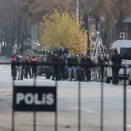 Мъж с бомба е прострелян пред Министерския съвет в Анкара
