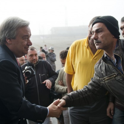 Върховният комисар на ООН  Антониу Гутериш при бежанците във Враждебна