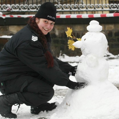 Служителка от МВР е направила снежен човек докато охранява парламента