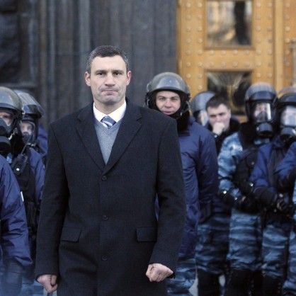 Водачът на опозиционната партия Удар и бивш световен шампион по бокс Виталий Кличко на протстите в Украйна