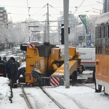 Обърнат кран спря движението на трамваи по линия №7 в София