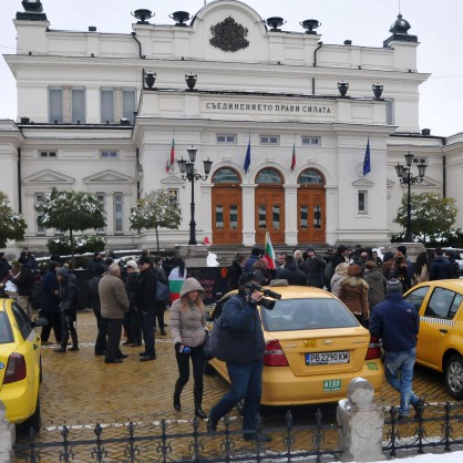 Таксиметрови шофьори от Пловдив протестират пред Народното събрание