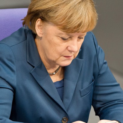 Канцлерът на Германия Ангела Меркел пише sms