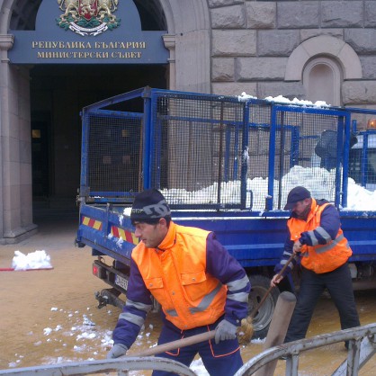 Работници почистват снега пред входа на Министерски съвет